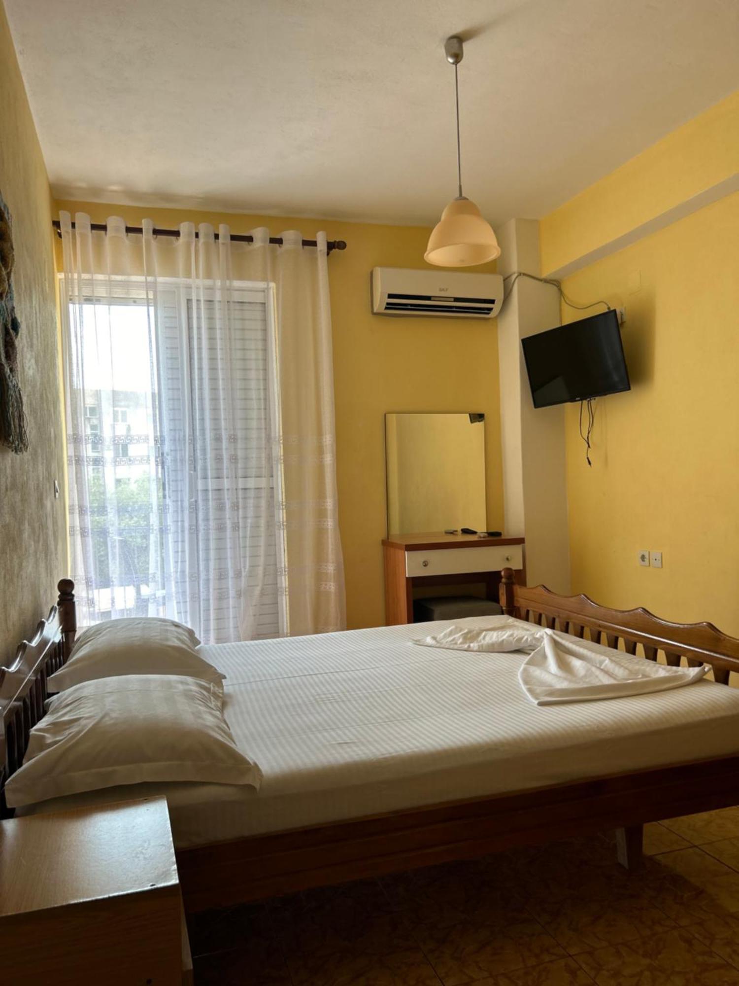 Areti Rooms Hotel Himare Buitenkant foto